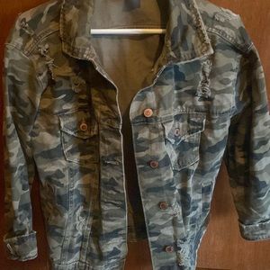 No Boundaries Jr’s Small 3/5 Distressed Camouflage Jacket